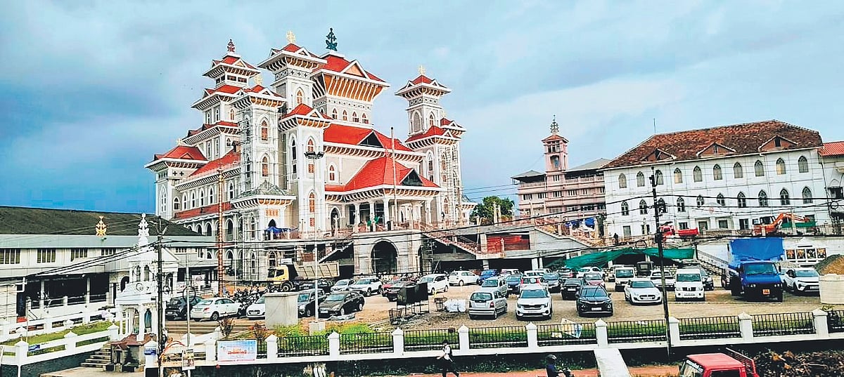 പുതിയ പാറേൽ ദേവാലയത്തിന്റെ വിശാലദൃശ്യം